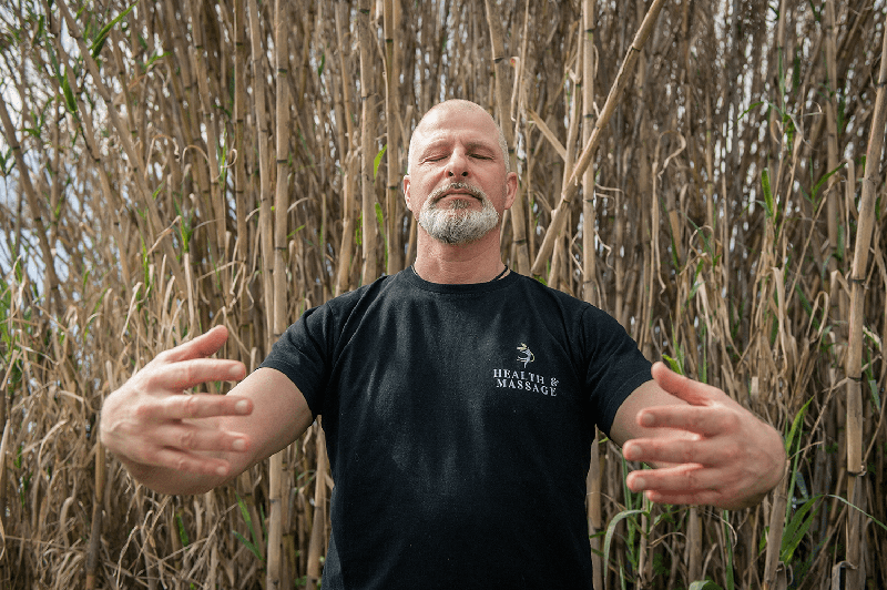 Daniele Andolfi durante una pratica di Qi Gong, tra le canne di bambù